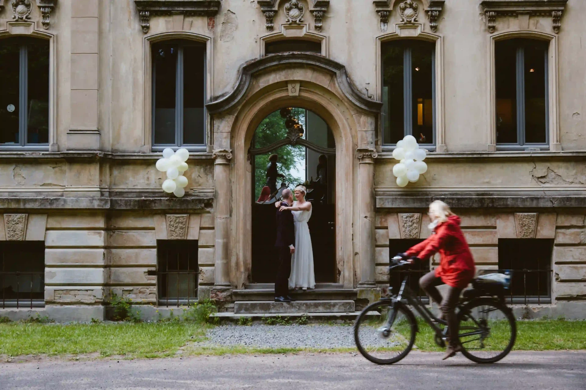Bride and groom outside the entrance of a historic building