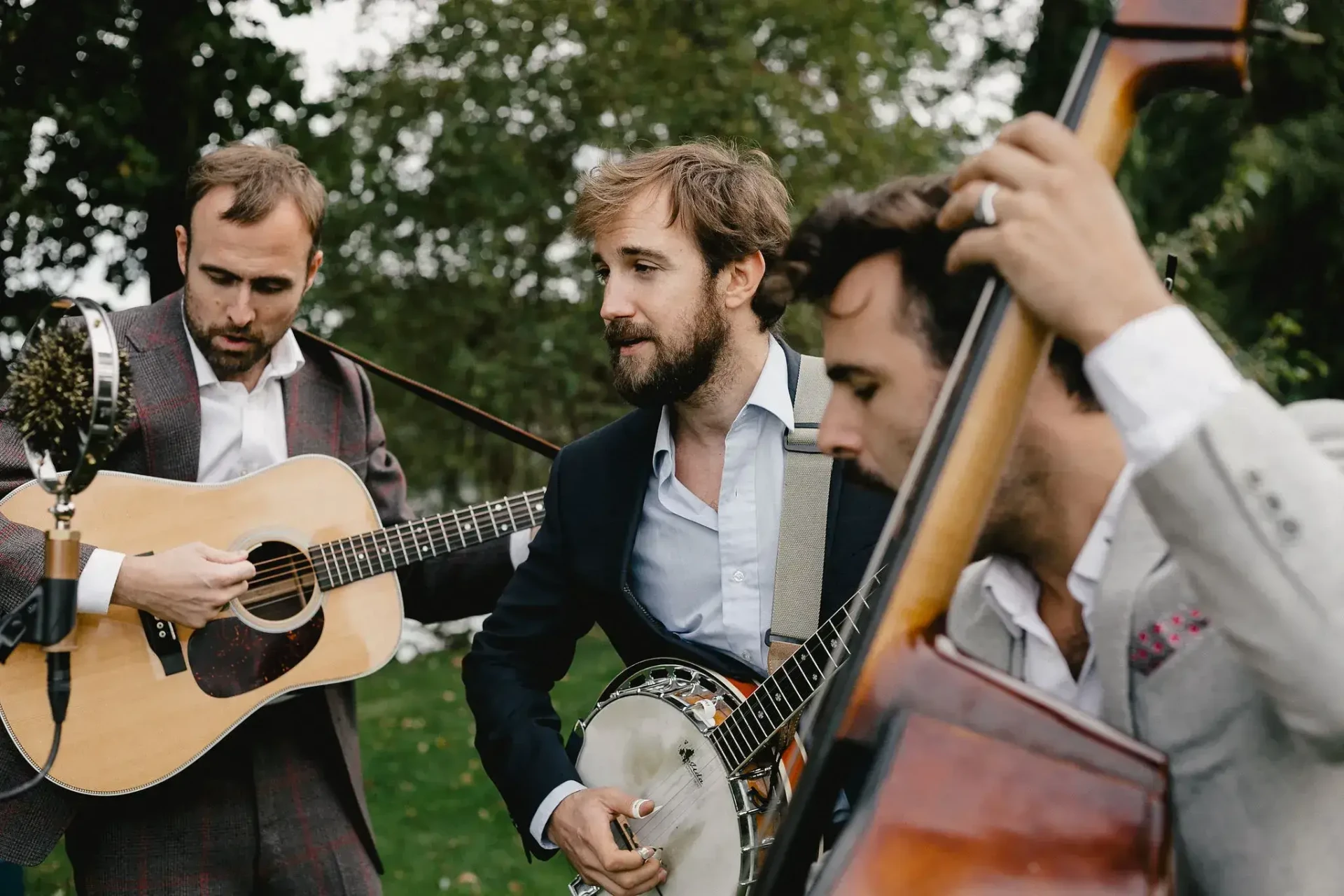 Musicians playing guitar and double bass at the wedding
