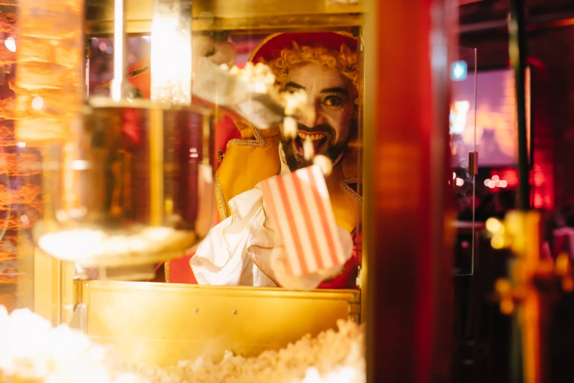 Person an einer Bar mit warmem Licht