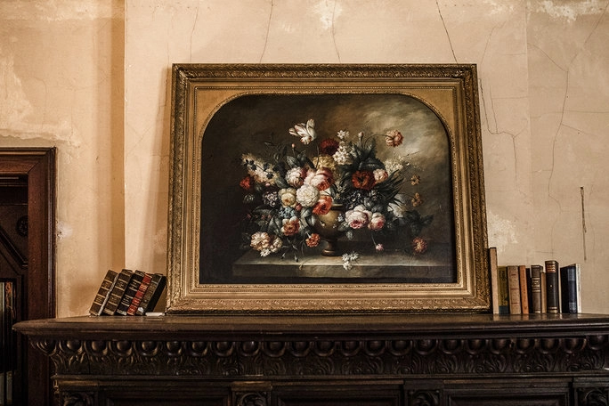 Historischer Kamin mit gerahmtem Bild und Dekoration