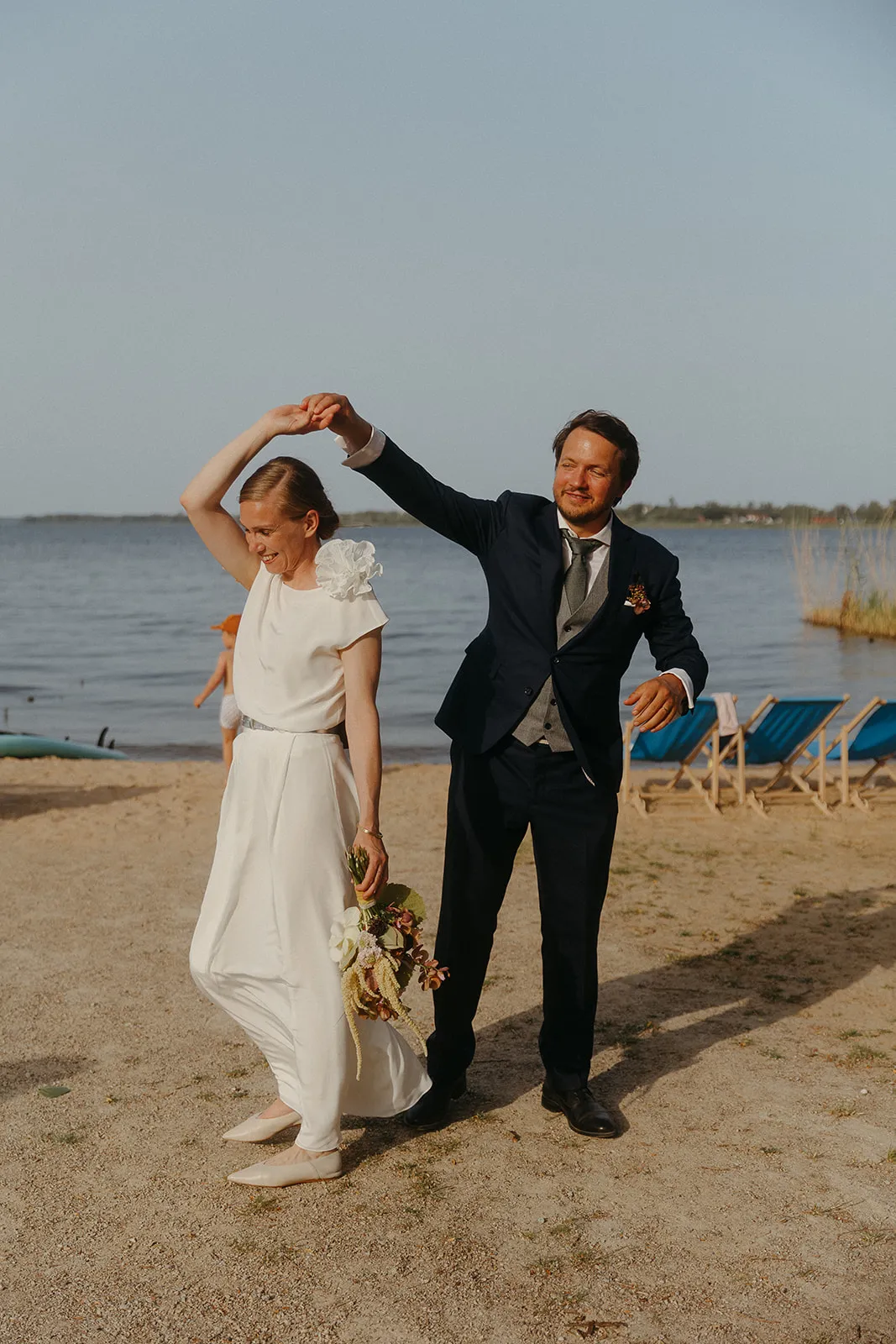 Wedding couple standing on the shore of Lake Müritz