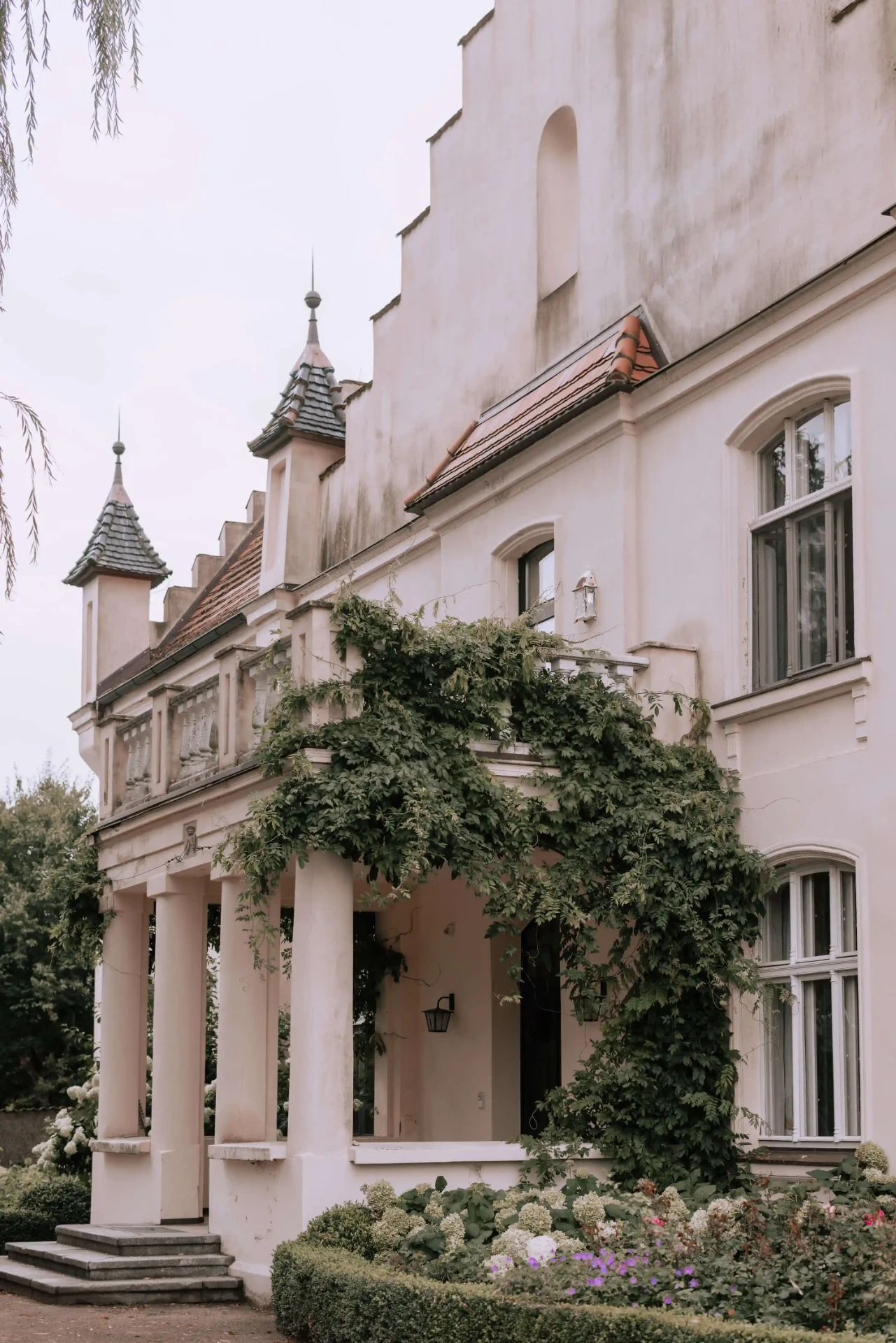 Historic estate with an entrance and garden