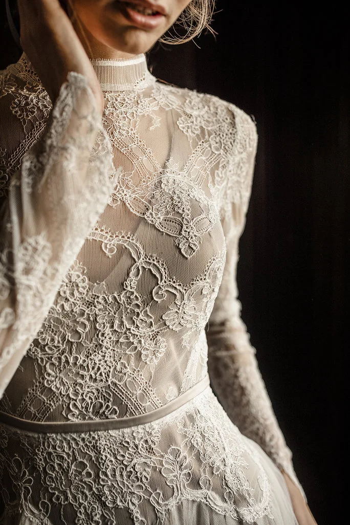 Detailaufnahme des Spitzenmieders eines Hochzeitskleids