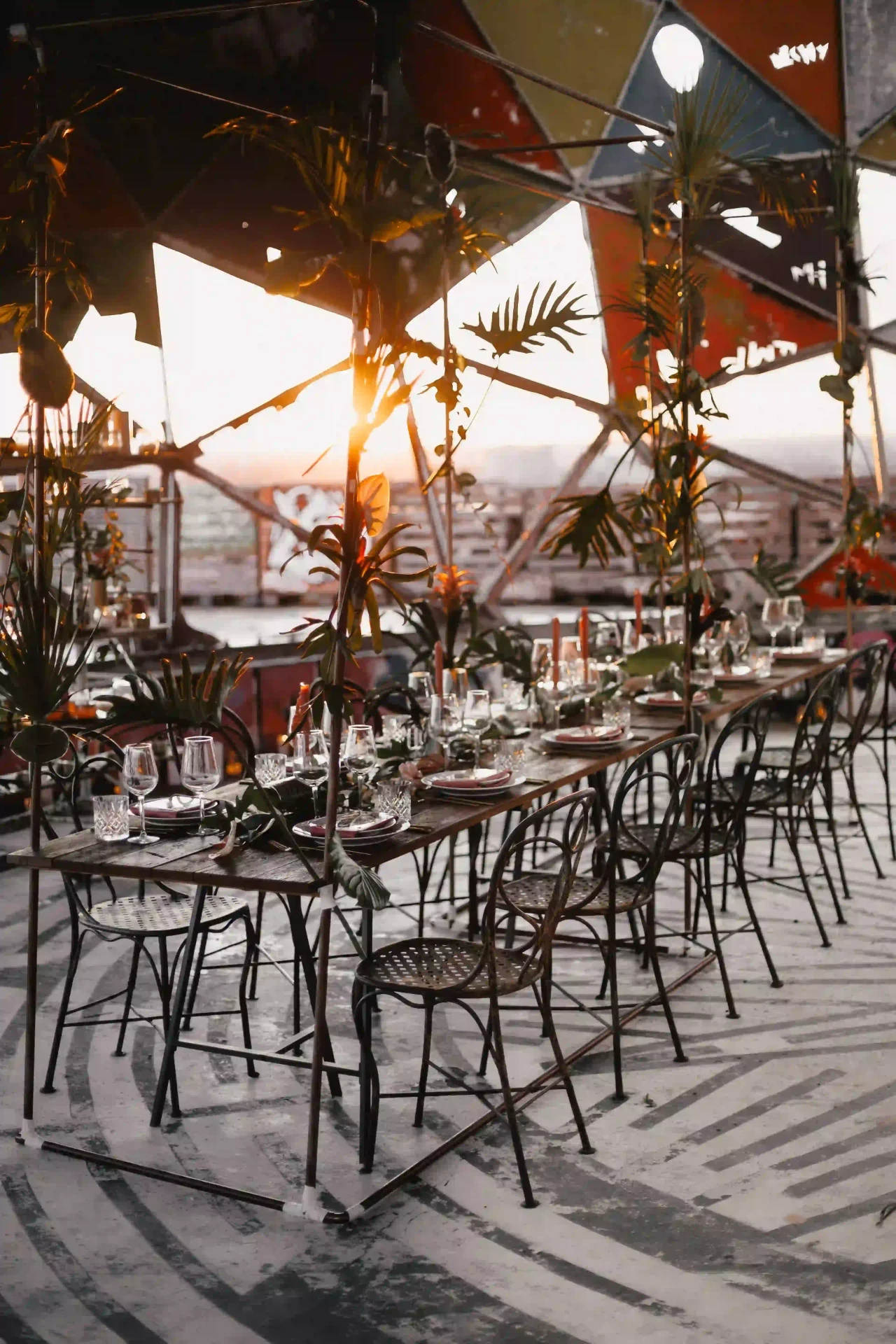 Hochzeitstisch in einer industriellen Halle im warmen Abendlicht