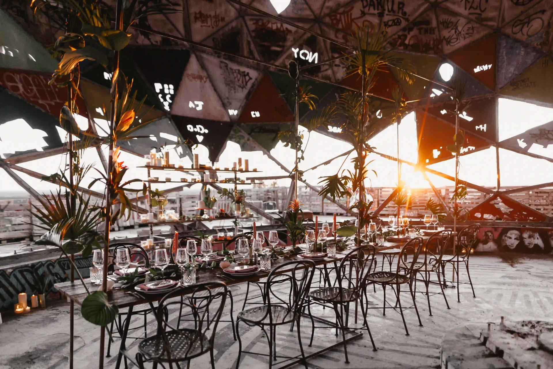 Urban wedding dinner with a long table on a rooftop terrace
