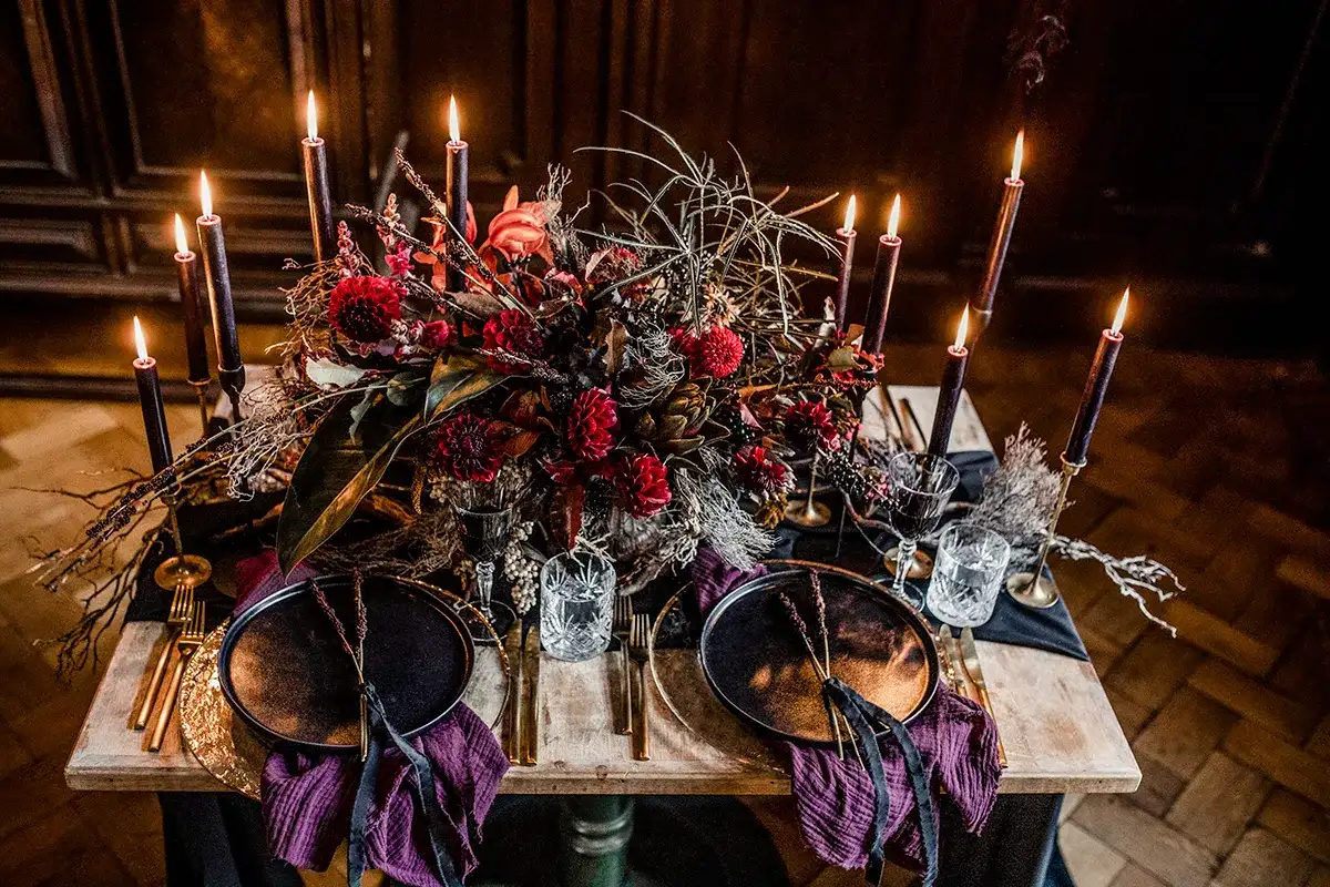 Üppiges Blumenarrangement mit dunklen roten und violetten Blüten