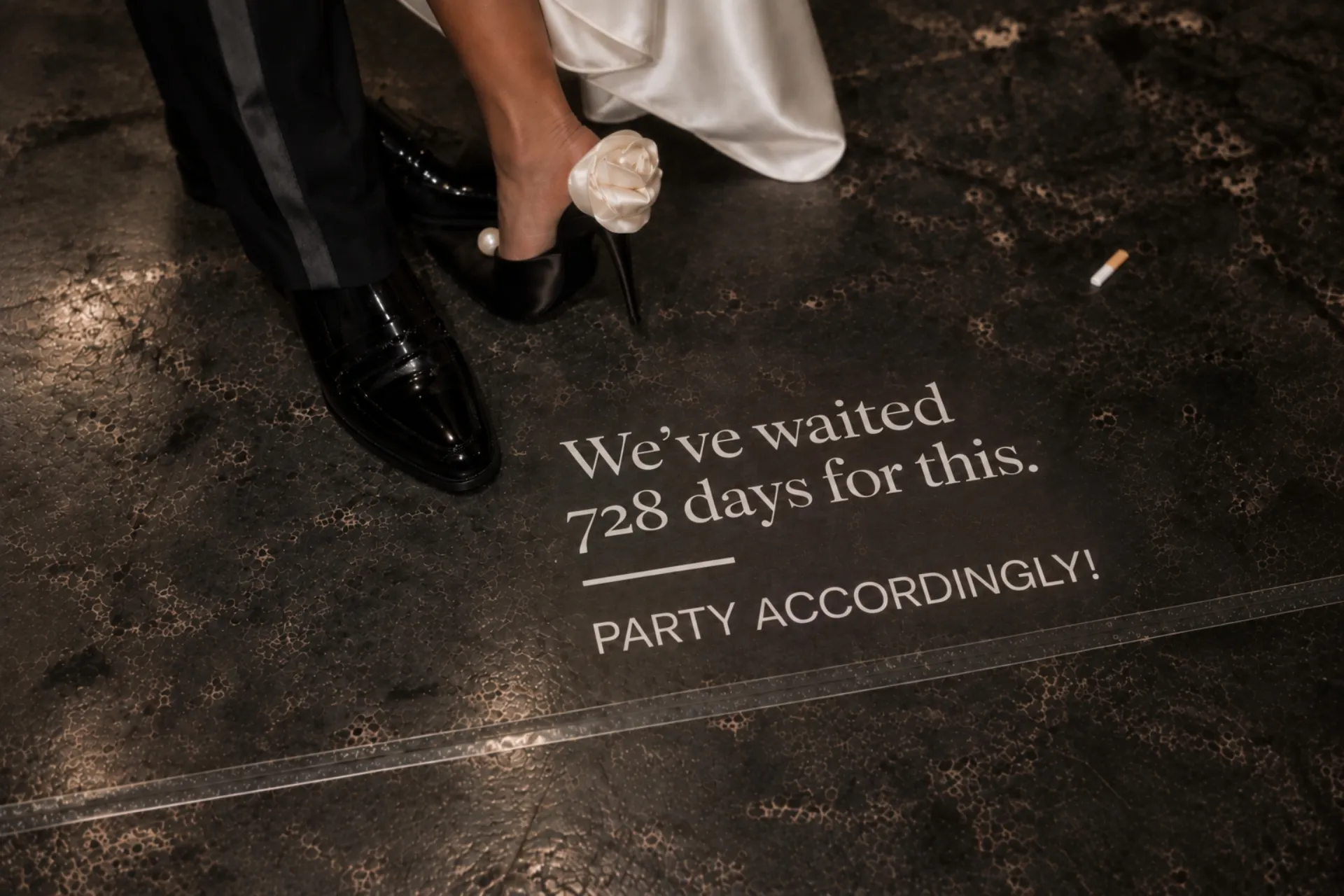 Festliche Schuhe mit Party-Schriftzug
