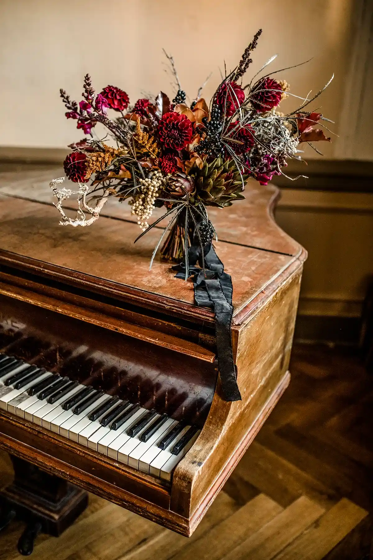 Blumenarrangement auf einem Flügel in einem historischen Raum