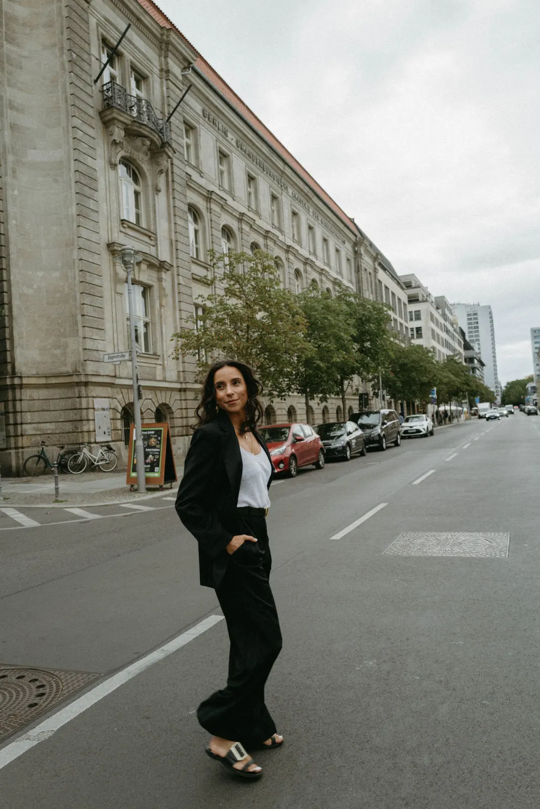 Olivia Sarah Tänzer wearing black on a city street