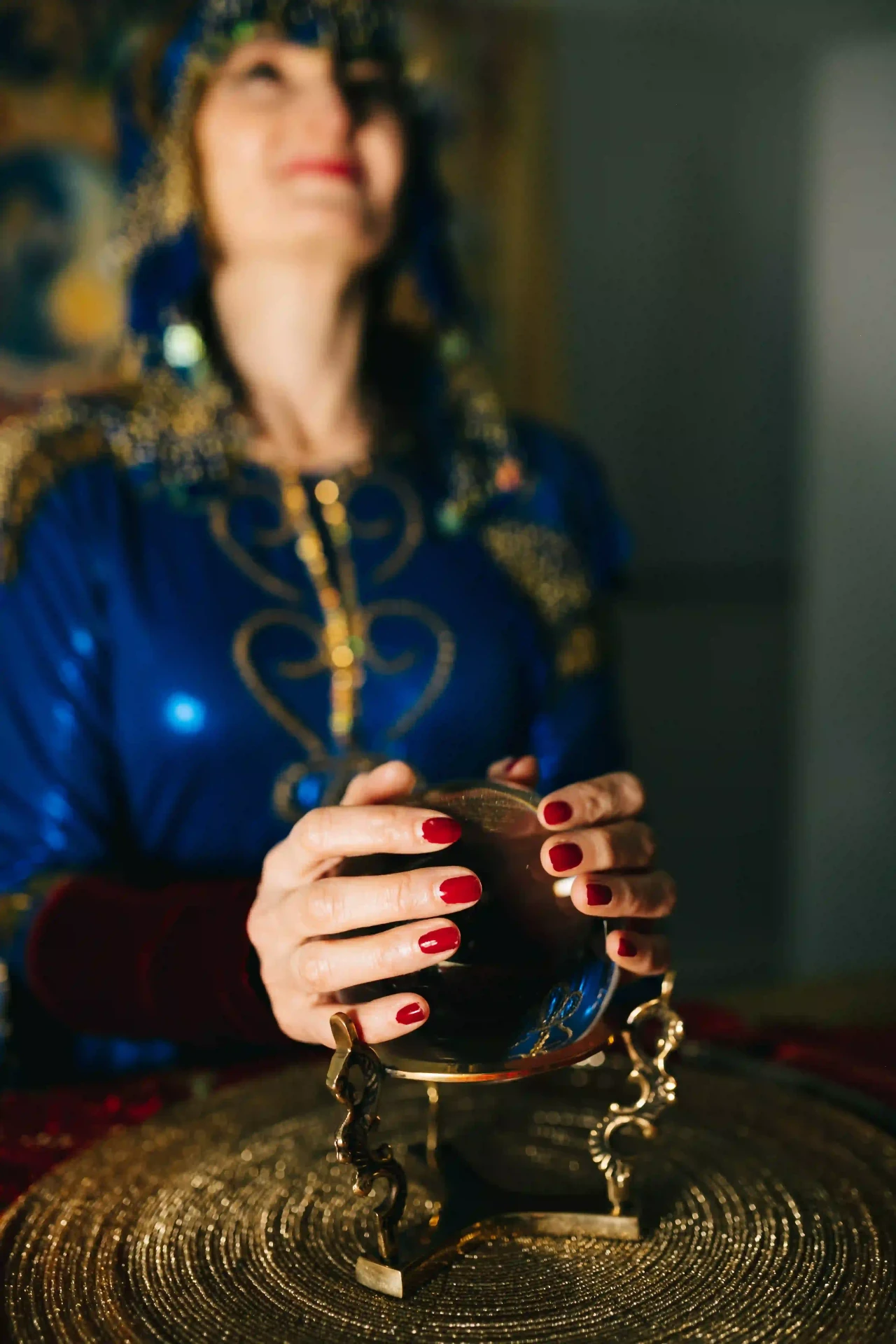 Frau in blauem Outfit hält ein Glas bei einer Veranstaltung