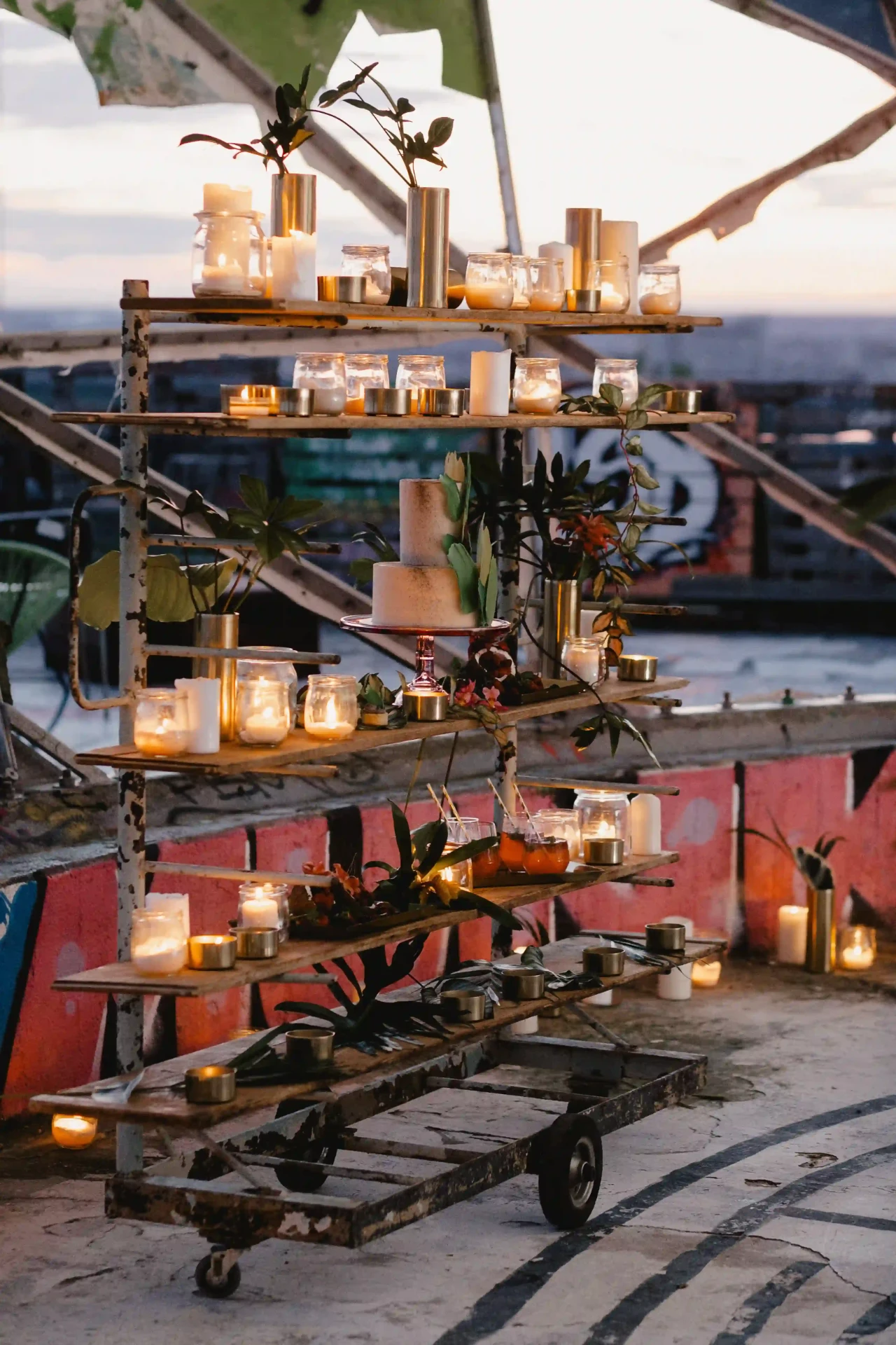 Urbane Eventlocation mit mehreren gedeckten Tischen und großen Fenstern