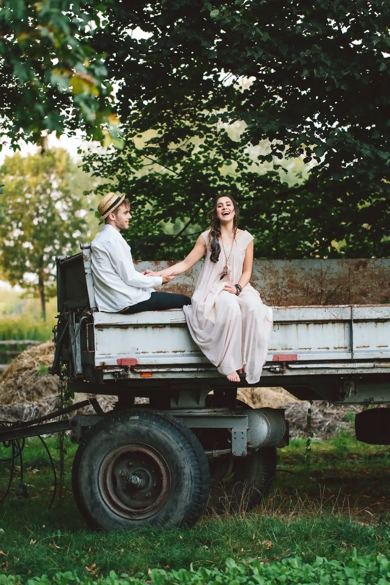 Wedding couple in front of a red rug in a green garden