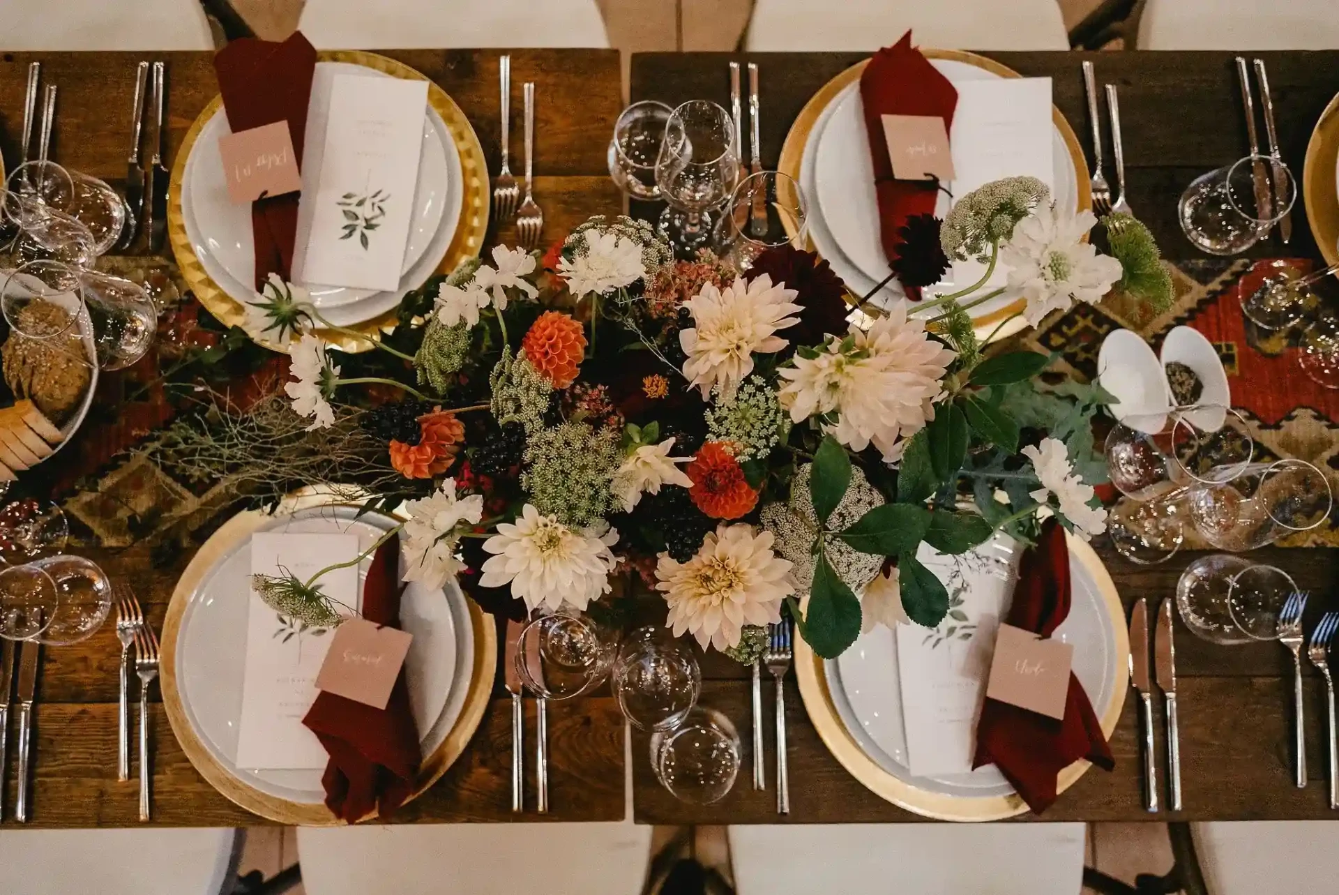 Detail of a wedding table with flowers, plates and cutlery